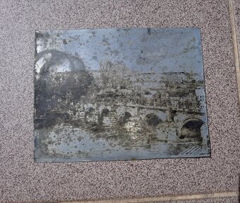 Dvě staré plechové tabulky s reliéfem - 2