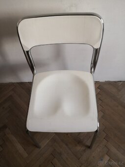 Bílá židle - 2