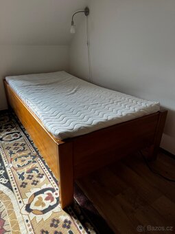 Dřevěná postel matrací - 2