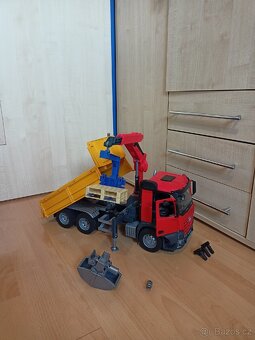 Bruder náklaďák mercedes arocs s hydraulickou rukou - 2