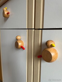 Originální komoda s přebalovacím pultem a dřevěnými ptáčky + - 2
