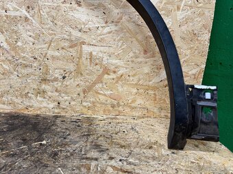 LEVÝ PŘEDNÍ LEM BLATNÍKU VW TOUAREG 7P - 2