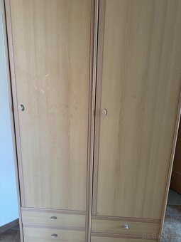 Skříně, botníky, i psací stůl - 2