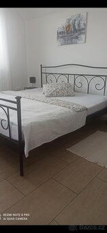 Kovová manželská postel – elegantní design - 2