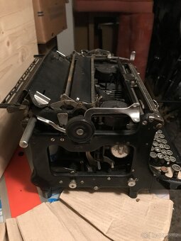 Starý psací stroj - 2