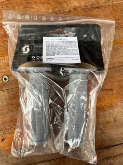 Šedé gripy, hefty Scott - 2