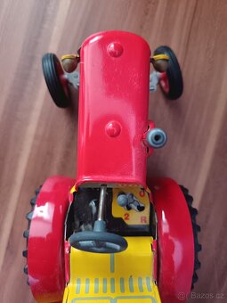 Prodám dětský traktor.Trakor je jako nový nic mu nechybí.Jed - 2