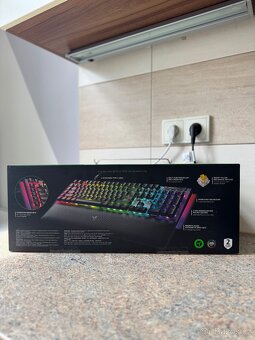 Razer BLACKWIDOW V4 (Yellow Switch) - US, Nová - 2