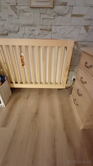 Prodám hezké knihovny ze smrku a dřevěný kryt na radiátor - 2