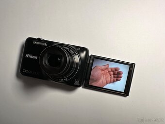 Nikon Coolpix S6600 černý - Výklopný displej - 2