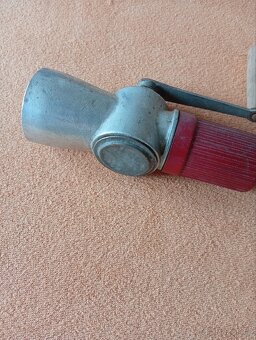 Starý ruční mlýnek na kávu, koření - 2