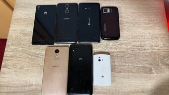 Mix mobilních telefonů na ND - 2