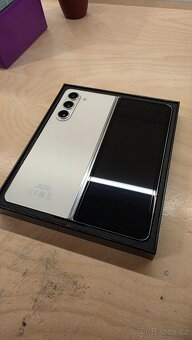 Galaxy Fold 5 512 Gb bílý - 2