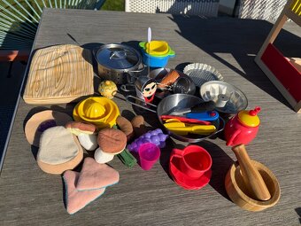 Dětský domeček a potřeby do kuchyňky. - 2