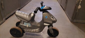 Dětská motorka a přilba. - 2
