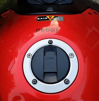 Suzuki GSR 600 - 2