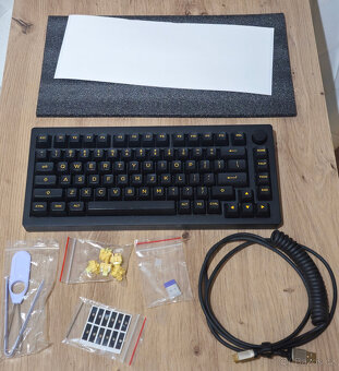 Bezdratova mechanicka custom klavesnice - 2