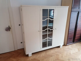 Prvorepubliková šatní skříň, komoda se zrcadlem + gauč - 2