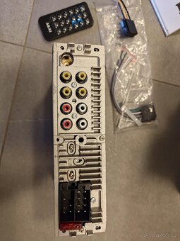 Autorádio s displejem AKAI CA015A-4108S - 2