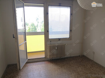 Pronájem nezařízené garsonky s lodžií - 2