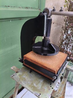 Ruční pákový vysekávací lis na useň, kůži - 2