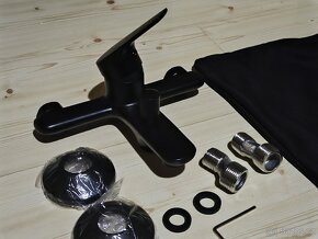 Nová vanová baterie černá s výstupem na sprchu - 2