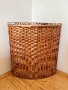 Rohový ratanový koš - 2