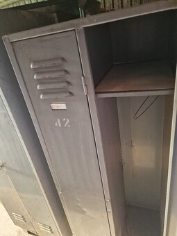 Plechová šatní skříň - 2