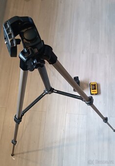 Samonivelační křížový laser DeWALT s detektorem a stativem - 2