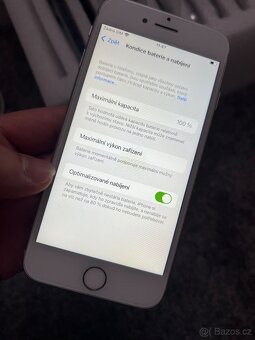 iPhone 8 64Gb v hezkém stavu, 100% baterie - 2