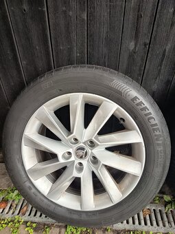 Prodám originál letní sadů kol R17" na škoda Superb - 2