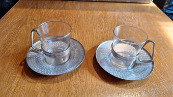 Skleněné šálky s kovovými oušky a kovovými podtácky - 2