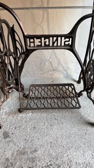 Stolek ze šicího stroje Singer - 2