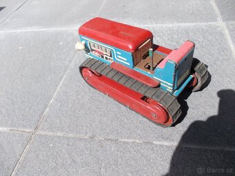 Plechový pásový traktor na plochou baterii. - 2
