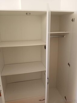 Prodám bílou šatní skříň - 2