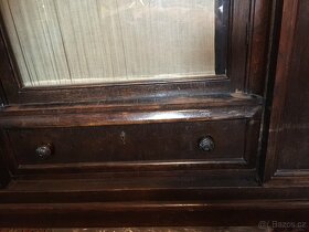 Prodáme starožitnou dubovou 3-dílnou skříň - 2