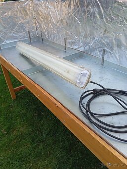 Dřevěné stoly s pěstebními tácy. - 2