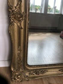 Starožitné zrcadlo se zdobeným rámem. - 2