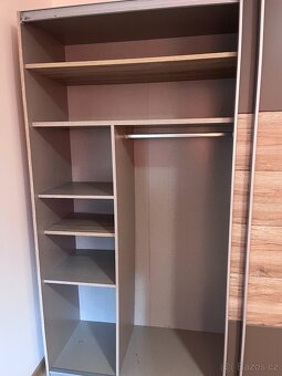 Predám pracovný stôl, postel s matracom a šatník. - 2