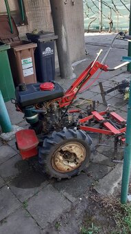 prodám 2 taktní varinu vhodnou do vinohradu a příslušenství - 2