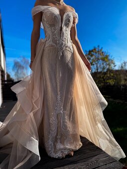 Svatební šaty meruňkové pc: 48.000kč - 2