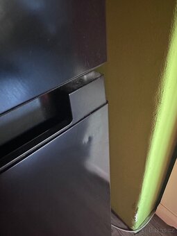 Černá lednička s mrazákem - 2