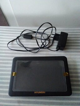 Zánovní fotorámeček Hyundai s adaptérem ale nefunkční. - 2