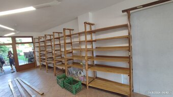 Dřevěny regál - 2