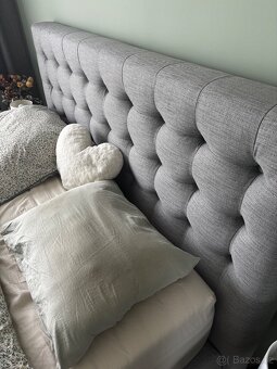 Šedá čalouněná postel - 2