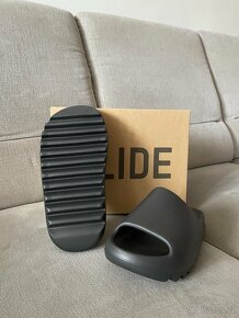 Yeezy Slide Onyx, velikost 42 - 2