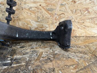 LEVÁ PŘEDNÍ TĚHLICE AUDI A4 B8 / A5 8K0407257G - 2