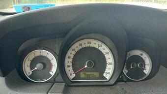 Prodám KIA CEED 1,4 BENZÍN lehce bouraný předek - 2