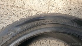 Prodám Zimní Pneu 235 45 R18 goodyear - 2