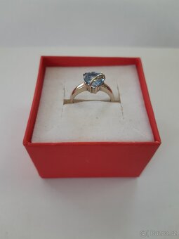 Zlatý prsten z bílého zlata, s modrým kamenem, dvěma zirkony - 2